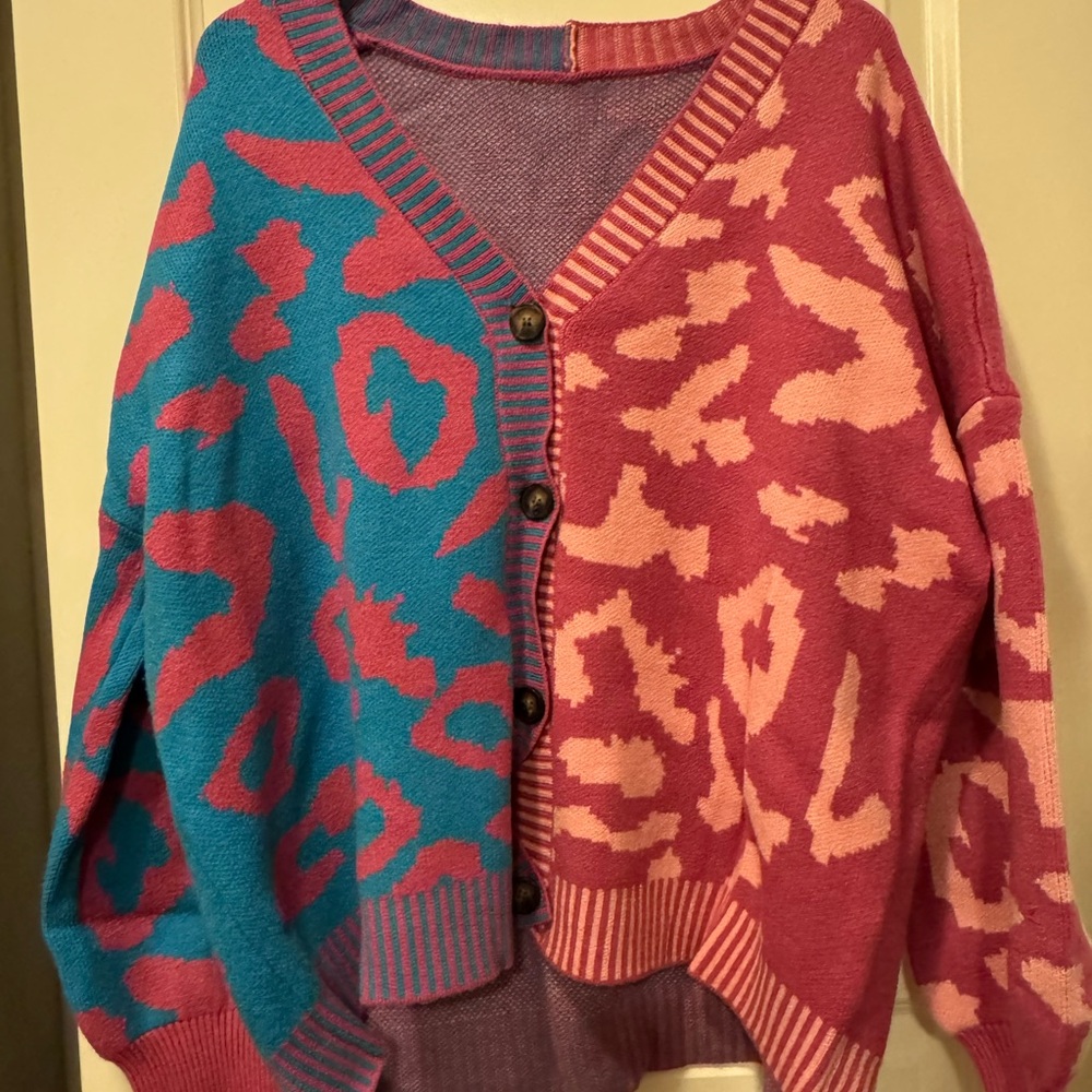 Colorblock Animal Print V-Neck Button Sweater - Pink & Teal